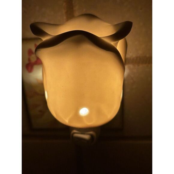 SCENTSY WHITE TULIP SHAPED NIGHTLIGHT WAX MELT WARMER - Picture 7 of 8